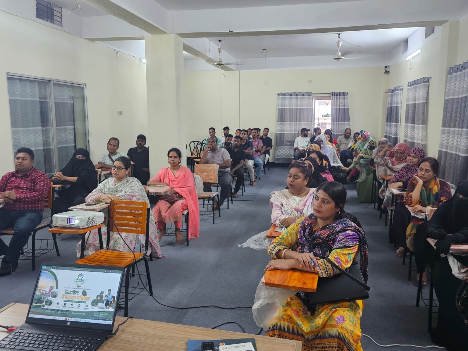 মতবিনিময় সভায় টাঙ্গাইল উদ্যোক্তা পরিবারের পরিচিতি উপস্থাপন